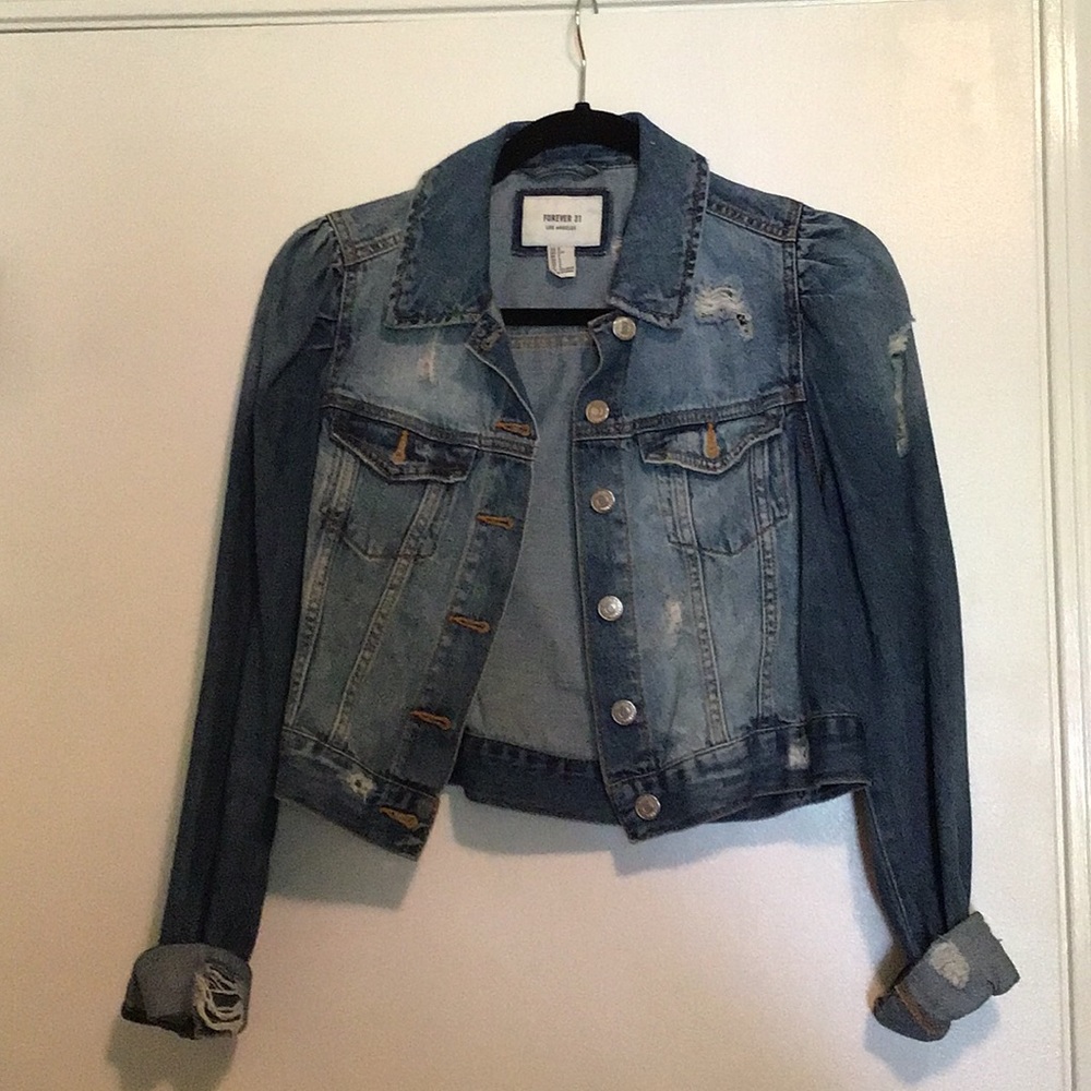 Light weight distressed cropped denim jacket!